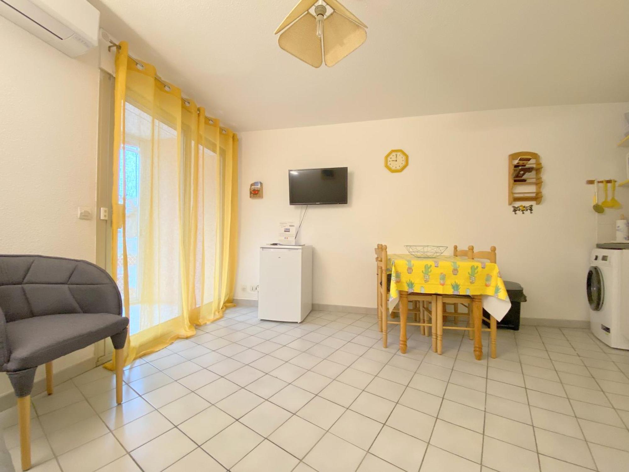 Sol-Y-Days Mathilde: Beachfront Garden Apartment with Parking Le Grau-du-Roi Exterior photo